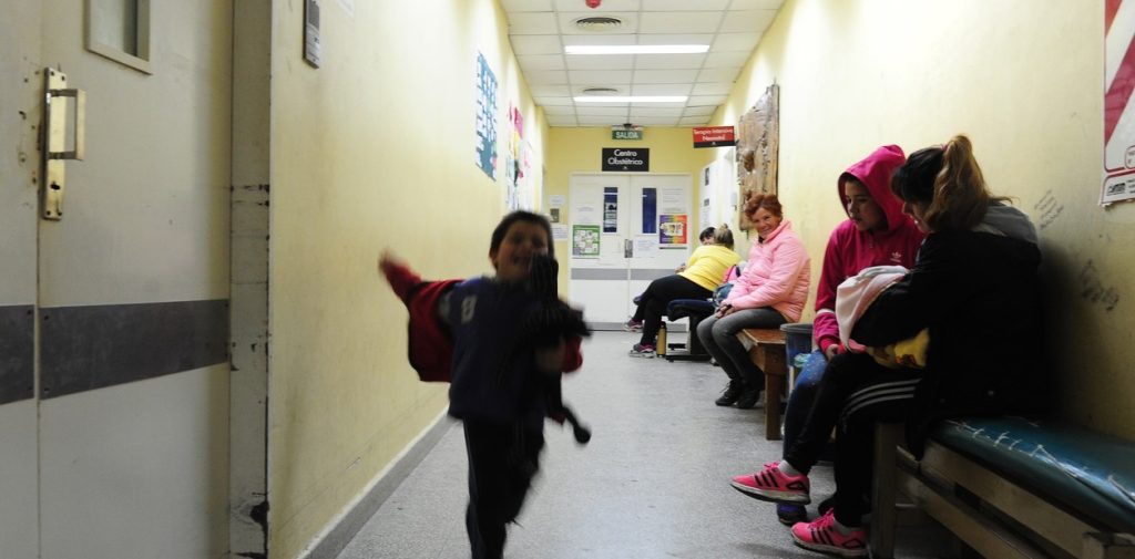 Gente esperando en sala de salud