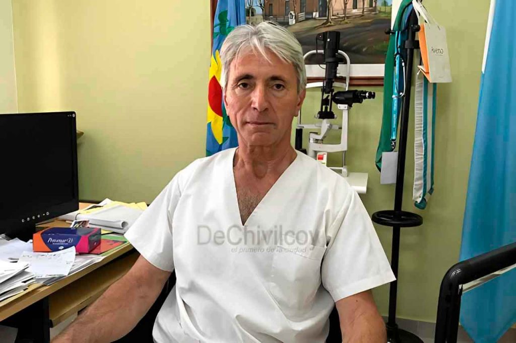 Hombre en su estudio medico